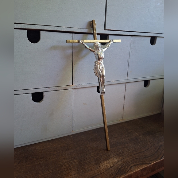 Brass crucifix and aluminum Jesus - Picture 8 of 10